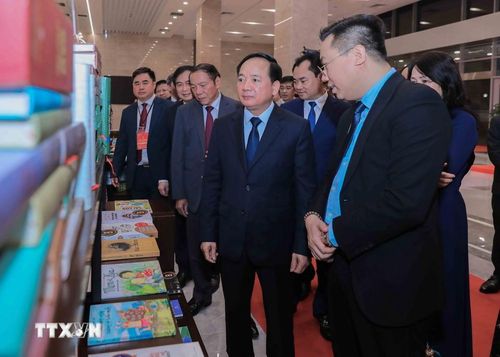 Trưởng Ban Tuyên giáo và Dân vận Trung ương Trịnh Văn Quyết cùng các đại biểu tham quan khu trưng bày sách đoạt giải. (Ảnh: Phan Phương/TTXVN)