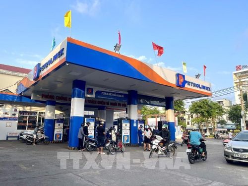 Người dân mua xăng dầu. Ảnh: Sỹ Thắng - TTXVN