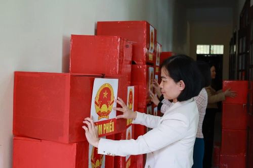 Trung tâm Cung ứng dịch vụ công chuẩn bị hòm phiếu cho các điểm bỏ phiếu.