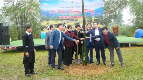 Các đại biểu tham gia nghi lễ dựng cây nêu.