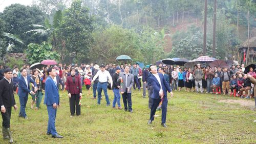 Các đại biểu tham gia thi ném còn.
