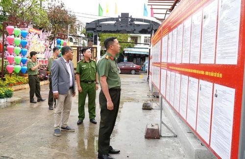 Đại tá Nguyễn Đại Đồng kiểm tra điểm bầu cử tại 2 Tổ dân phố Trảng Sỏi và Thanh Chiếm. (Ảnh: Xuân Xơn)