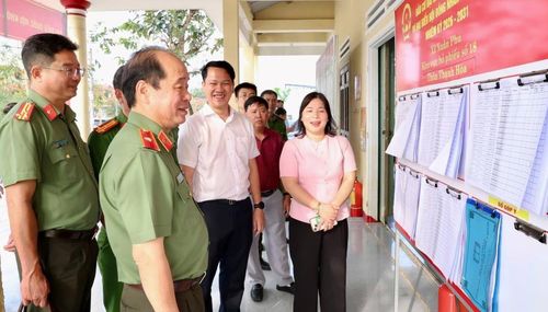 Thiếu tướng Nguyễn Hữu Hợp-Ủy viên Ban Thường vụ Thành ủy, Bí thư Đảng ủy, Giám đốc Công an thành phố Đà Nẵng kiểm tra công tác chuẩn bị bầu cử tại xã Xuân Phú. (Ảnh: Lê Vương)