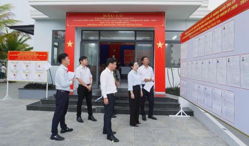 Bà Mai Thị Ánh Hồng-Bí thư Đảng ủy, Chủ tịch HĐND lâm thời phường Ngũ Hành Sơn kiểm tra công tác phục vụ bầu cử tại các khu vực bỏ phiếu.