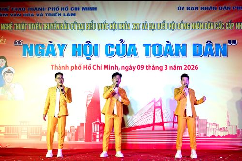  Tiết mục tam ca "Giai điệu tự hào". Ảnh: THÚY BÌNH 