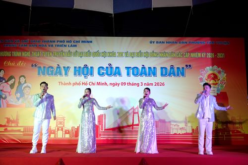  Nhóm ca Gió Mới biểu diễn bài hát "Vì ngày mai tươi sáng". Ảnh: THÚY BÌNH 