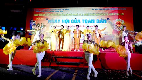  Tốp ca múa "Thành phố hôm nay và ngày mai". Ảnh: THÚY BÌNH 