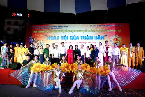  Các đại biểu chụp ảnh cùng các ca sĩ, diễn viên tham gia biểu diễn trong Chương trình nghệ thuật "Ngày hội non sông". Ảnh: THÚY BÌNH 