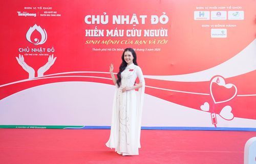 Người đẹp Nguyễn Hoàng Mỹ Vân - Đại sứ Truyền thông và Nghệ thuật cuộc thi Hoa hậu Việt Nam 2024 đảm nhận vai trò MC xuyên suốt của Chủ Nhật Đỏ 2026 tại Đại học Văn Hiến (TPHCM). Cô mặc áo dài trắng thanh lịch, duyên dáng.
