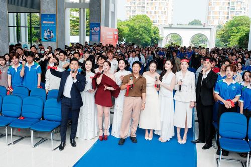 Sự xuất hiện của dàn nghệ sĩ đã mang lại sự thành công cho Ngày hội hiến máu tình nguyện Chủ Nhật Đỏ lần thứ XVIII - năm 2026 tổ chức tại Đại học Văn Hiến (TPHCM).