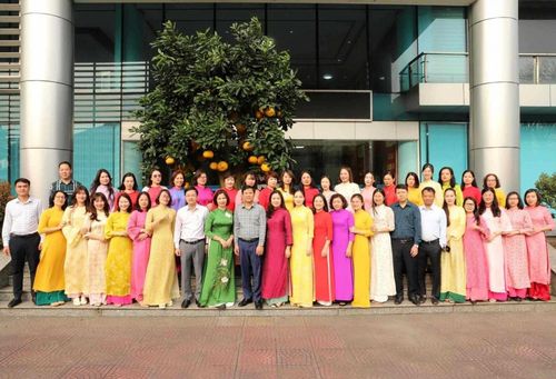 Ban lãnh đạo Công ty Môi trường - TKV chúc mừng nữ cán bộ công nhân viên (CBCNV) trong Công ty.