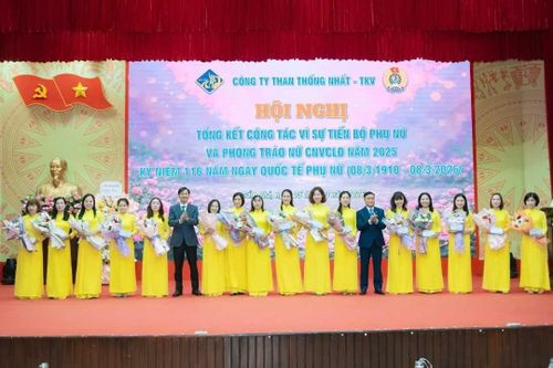 Nhiều tập thể, cá nhân nữ CNVLĐ Than Thống Nhất tiêu biểu xuất sắc đã được biểu dương, khen thưởng.