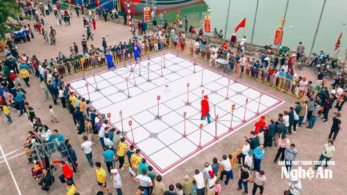 Trò chơi cờ người – nét sinh hoạt văn hóa dân gian đặc sắc được tổ chức trong khuôn khổ lễ hội cũng thu hút sự quan tâm của người dân và du khách. Ảnh: Minh Quân