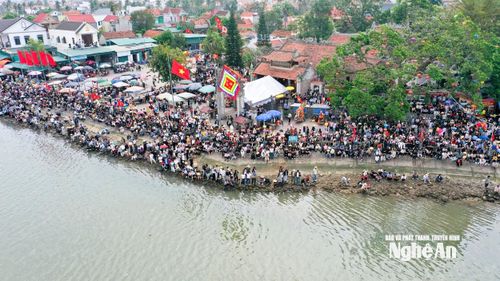 Khép lại chuỗi hoạt động là đua thuyền – môn thể thao thu hút sự quan tâm đông đảo của người dân và du khách. Hai bên bờ sông Mai Giang chật kín người theo dõi các đội thuyền rẽ sóng tranh tài, tạo nên không khí náo nhiệt, sôi động của ngày hội. Ảnh: Minh Quân