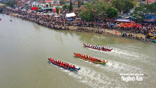 Trong tiếng trống thúc dồn dập và những tràng cổ vũ vang dội, 7 đội thuyền (3 đội của phường Quỳnh Mai, 2 đội của phường Tân Mai, cùng 2 đội đến từ xã Quỳnh Phú và xã Bạch Ngọc) dốc sức bơi trên dòng Mai Giang trước Đền Cờn, mang đến những màn tranh tài quyết liệt. Ảnh: Minh Quân.