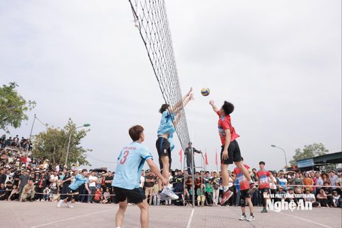 Các vận động viên thi đấu sôi nổi, cống hiến nhiều pha bóng hấp dẫn. Ảnh: Minh Quân