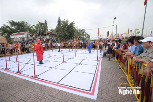 Không gian thi đấu tái hiện bàn cờ tướng lớn với các “quân cờ” trong trang phục truyền thống. Ảnh: Cảnh Yên