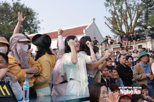 Khán giả hào hứng cổ vũ cho các đội bóng chuyền thi đấu, tạo nên bầu không khí sôi động. Ảnh: Minh Quân