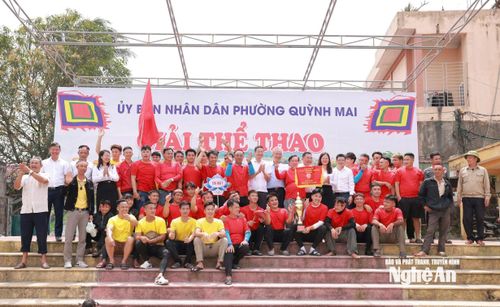 Đội Tân Mai 1 nhận giải Nhất môn đua thuyền tại lễ hội Đền Cờn năm 2026 sau những màn tranh tài kịch tính trên dòng Mai Giang. Ảnh: Minh Quân.