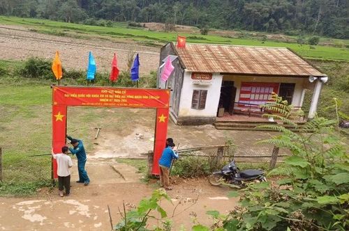 Theo ông Nguyễn Thế Thắng, Chủ tịch UBND, Chủ tịch Ủy ban bầu cử xã Bát Mọt, trong cuộc bầu cử đại biểu Quốc hội khóa XVI và đại biểu HĐND các cấp nhiệm kỳ 2026-2031, xã có 4 tổ bầu cử với 8 khu vực bỏ phiếu tại 8 thôn. Hiện tại, danh sách những người ứng cử và cử tri đã được niêm yết công khai, công tác trang trí tại các khu vực bỏ phiếu đã hoàn thành.