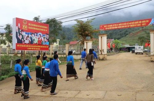 Công tác tuyên truyền được xã Bát Mọt tổ chức thực hiện đa dạng với hình thức, nội dung phong phú. (Trong ảnh: Hệ thống pano tấm lớn đã được lắp đặt trước trụ sở xã Bát Mọt).
