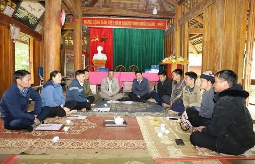 Trên cơ sở kế hoạch của xã, cấp ủy, chi bộ 8 thôn trên địa bàn đã tập trung cao tổ chức thực hiện các phần việc liên quan. Trong ảnh, chi bộ thôn Khẹo tổ chức họp giao ban đánh giá tiến độ công tác chuẩn bị bầu cử. Thôn quyết tâm đạt 100% cử tri đi bầu cử trong sáng 15/3.