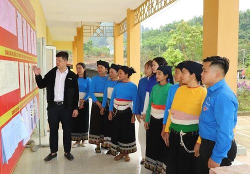 Người dân Bát Mọt tích cực tìm hiểu thông tin về những người ứng cử tại các điểm niêm yết danh sách.