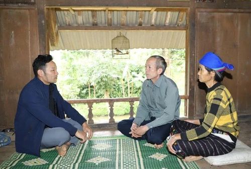 Do nhiều thôn trên địa bàn chưa có nhà văn hóa, hệ thống loa truyền thanh còn chưa được đầu tư, nên cấp ủy chi bộ, Ban công tác Mặt trận đã đi đến từng hộ gia đình tuyên truyền về cuộc bầu cử. (Trong ảnh: Bí thư Chi bộ, Trưởng thôn Chiềng Vi Mạnh Lương đến hộ gia đình truyên truyền người dân hiểu rõ về quyền, nghĩa vụ của mình, tích cực tham gia bầu cử).