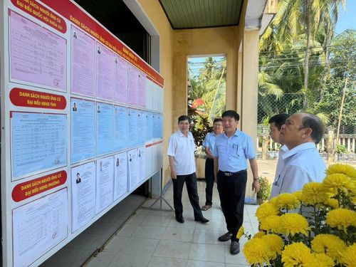 Ủy ban bầu cử phường Hoài Nhơn Tây kiểm tra việc niêm yết danh sách cử tri và tiểu sử ứng cử viên ĐBQH và đại biểu HĐND các cấp. Ảnh: N.H