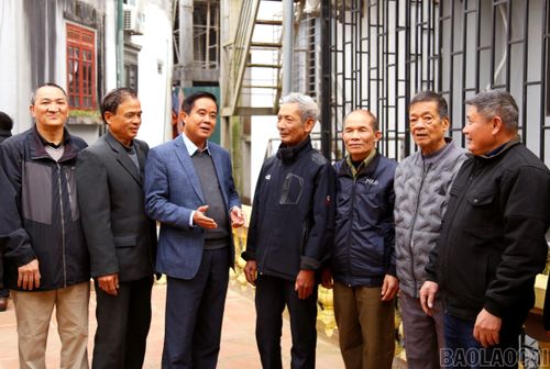  Đồng chí Phan Đăng Toàn - Bí thư Đảng ủy phường Sa Pa nắm tình hình trong Nhân dân. 