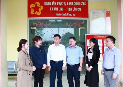 Lãnh đạo xã Tân Lĩnh trao đổi chuyên môn với cán bộ Trung tâm Phục vụ hành chính công xã.