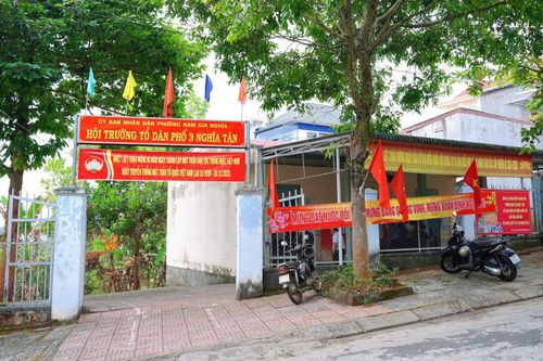 Tại các điểm bỏ phiếu là hội trường tổ dân phố, đến thời điểm hiện tại, công tác dọn dẹp vệ sinh, trang trí đã hoàn tất