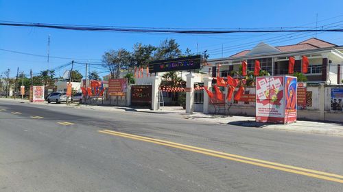 Tại trụ sở các cơ quan ở khu vực Phan Thiết được trang trí đẹp mắt, tạo không khí sôi nổi