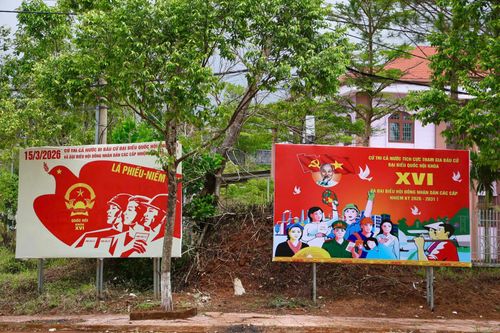 Các pano tuyên truyền về Ngày hội non sông được trang trí ở nhiều nơi trên địa bàn xã Quảng Trực