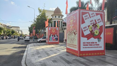 Tại trụ sở các cơ quan ở khu vực Phan Thiết được trang trí đẹp mắt, tạo không khí sôi nổi