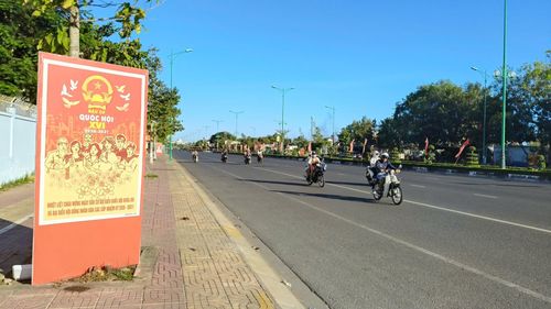 Các tuyến đường ở khu vực Phan Thiết được trang trí với nhiều cờ, pano tuyên truyền bầu cử