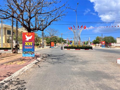 Những pano, áp phíc nhắc nhở người dân về và trách nhiệm của mình đối với ngày hội của đất nước