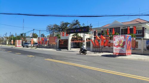 Các tuyến đường ở khu vực Phan Thiết được trang trí với nhiều cờ, pano tuyên truyền bầu cử