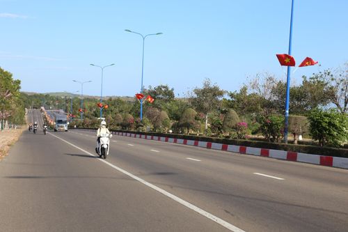 Tuyến đường Võ Nguyên Giáp ở trung tâm du lịch Mũi Né dợp bóng cờ hoa, biểu ngữ
