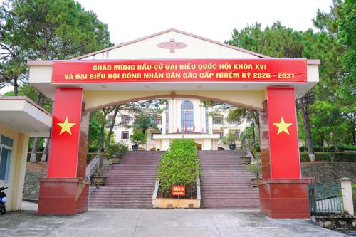 Chính quyền và Nhân dân các dân tộc phường Nam Gia Nghĩa hướng về ngày bầu cử, nơi cử tri có quyền chọn ra các đại biểu, đại diện cho nguyện vọng của cử tri. Ảnh chụp tại trụ sở của UBND phường Nam Gia Nghĩa