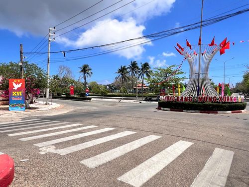 Các tuyến đường tại đặc khu Phú Quý đẹp hơn với cờ và áp phích tuyên truyền ngày bầu cử