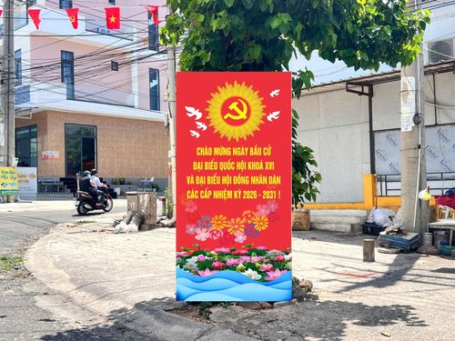 Những pano, áp phíc nhắc nhở người dân về và trách nhiệm của mình đối với ngày hội của đất nước