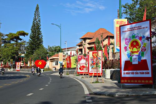 Pano tuyên truyền ngày bầu cử tại khu vực trụ sở Tỉnh ủy Lâm Đồng