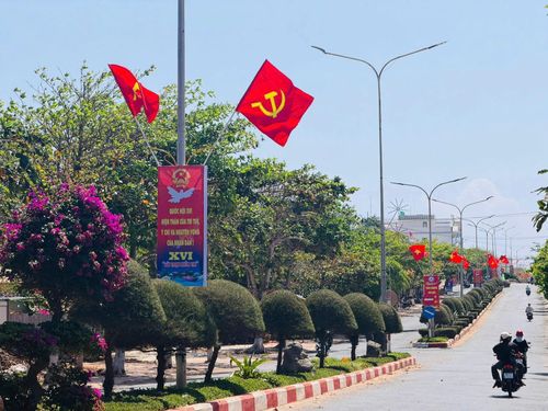Các tuyến đường tại đặc khu Phú Quý đẹp hơn với cờ và áp phíc tuyên truyền ngày bầu cử