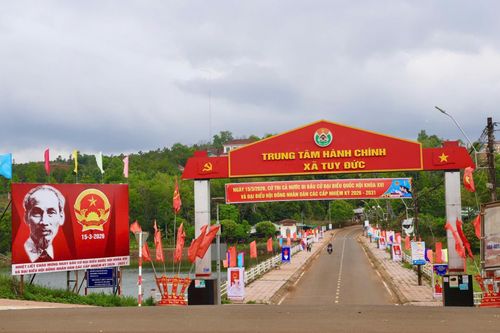 Trung tâm hành chính xã biên giới Tuy Đức rực rỡ sắc màu