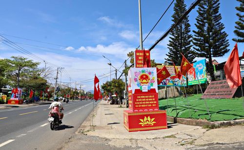Đường phố Đà Lạt với cờ, biểu ngữ, pano được trang hoàng rực rỡ