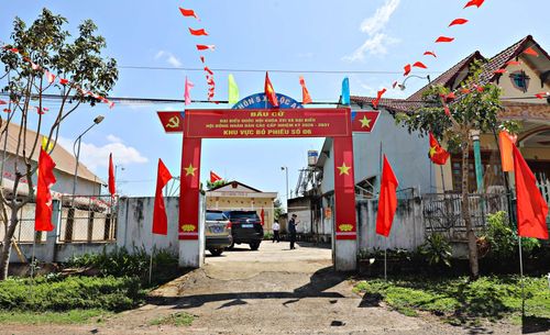 Pano tuyên truyền ngày bầu cử ĐBQH và HĐND các cấp nhiệm kỳ 2026-2031 được trang trí trang trọng tại các khu vực bỏ phiếu