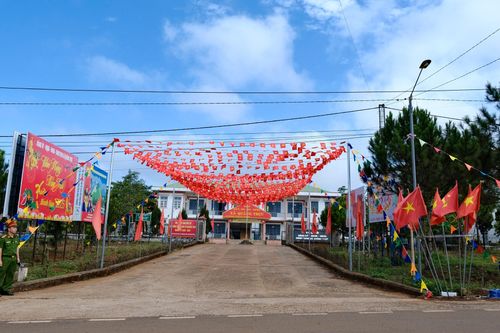 Các tuyến đường ở xã biên giới Quảng Trực rực rỡ cờ hoa