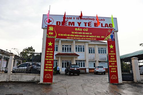 Pano tuyên truyền ngày bầu cử ĐBQH và HĐND các cấp nhiệm kỳ 2026-2031 được trang trí trang trọng tại các khu vực bỏ phiếu