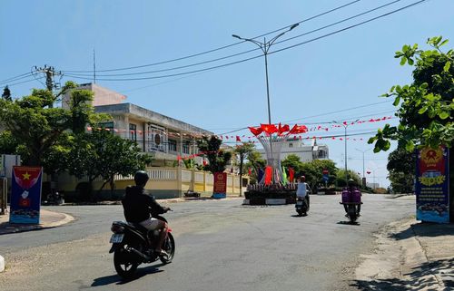 Các tuyến đường tại đặc khu Phú Quý đẹp hơn với cờ và áp phíc tuyên truyền ngày bầu cử